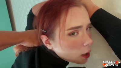 Zilamê Di Dev û Pizîkê de Dikeve û Biguhezîne Serê Sor û Skimpy