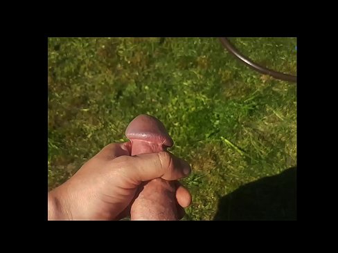❤️ Keçika germ di bexçeyek havînê de pisîka xwe ya pembe diqelişe û bi şuştinê dixe. ️❌  Sex li ku.porngifer.ru ❌